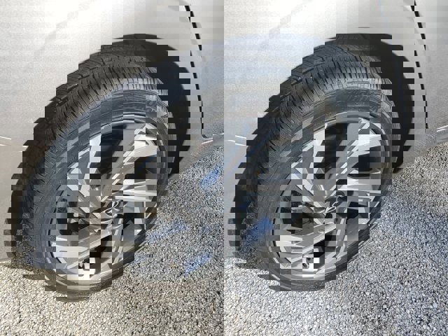 Used 2025 Hyundai Elantra SEL image 9