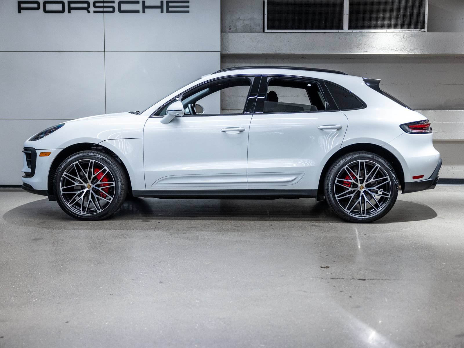 Certified 2025 Porsche Macan S AWD/4WD image 2