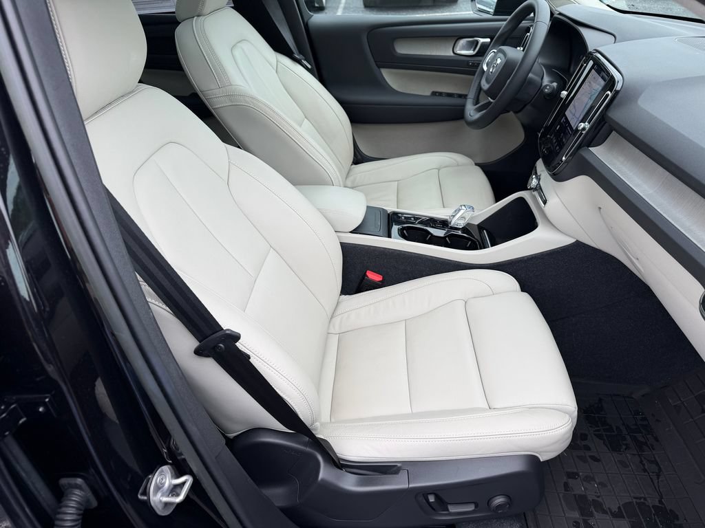 Certified 2023 Volvo XC40 B5 Plus w/ Protection Package Premier AWD/4WD image 15