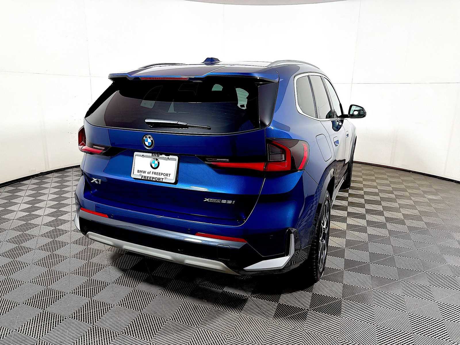 Used 2025 BMW X1 xDrive28i w/ Premium Package image 6