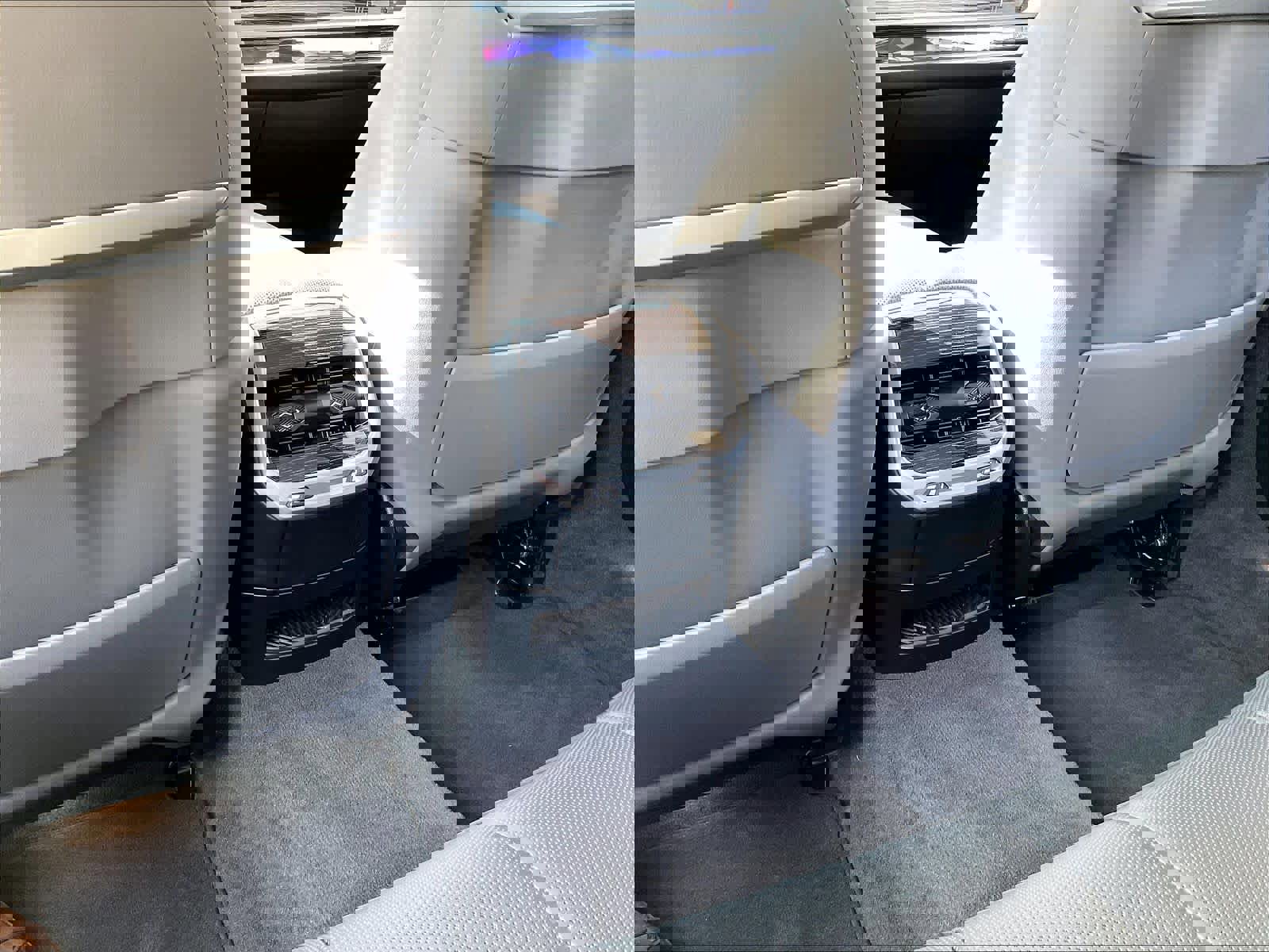 Used 2025 BMW 750e xDrive image 37