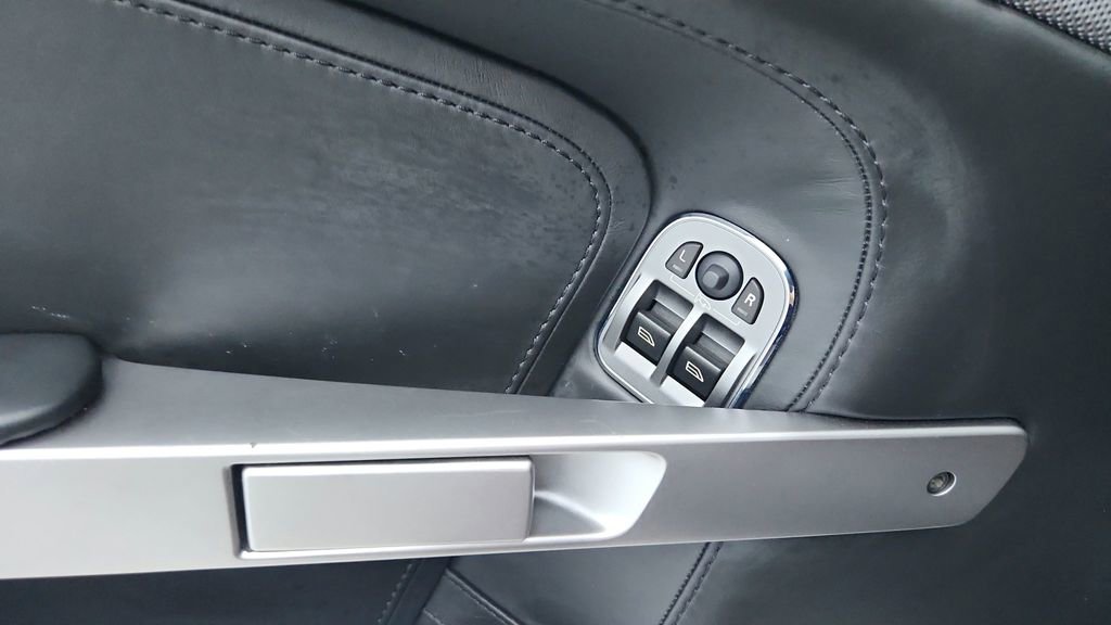 Used 2015 Aston Martin V8 Vantage Coupe image 23