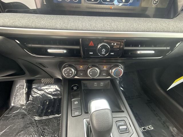 Certified 2025 Nissan Kicks SV AWD/4WD image 18
