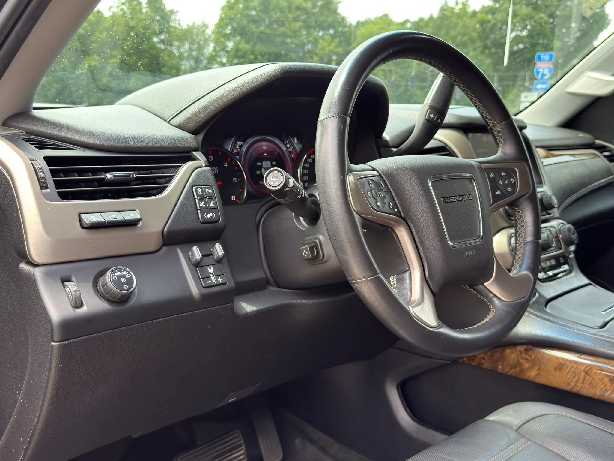 Used 2015 GMC Yukon Denali w/ Premium Package RWD image 17