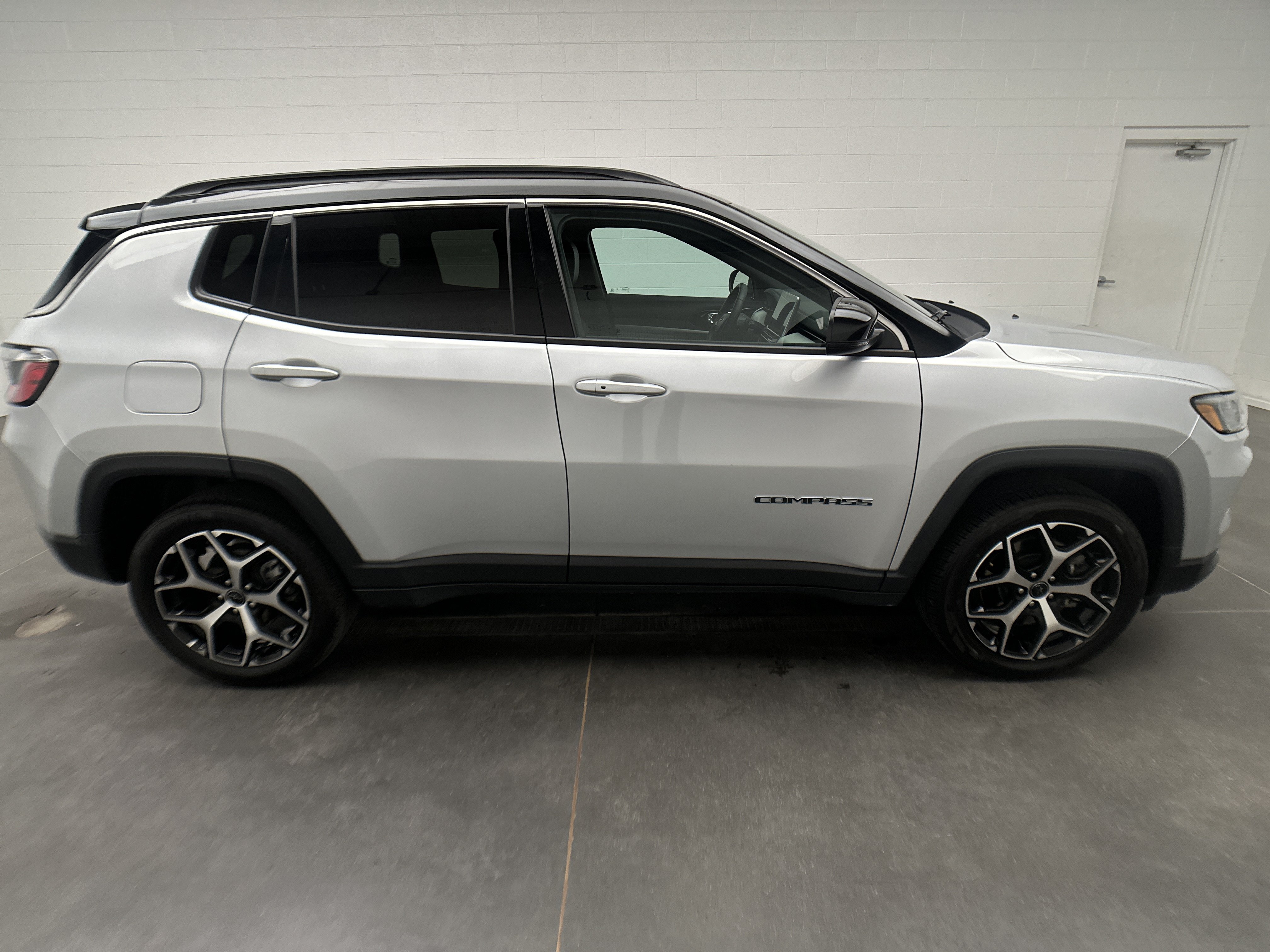 Used 2025 Jeep Compass Limited AWD/4WD image 40