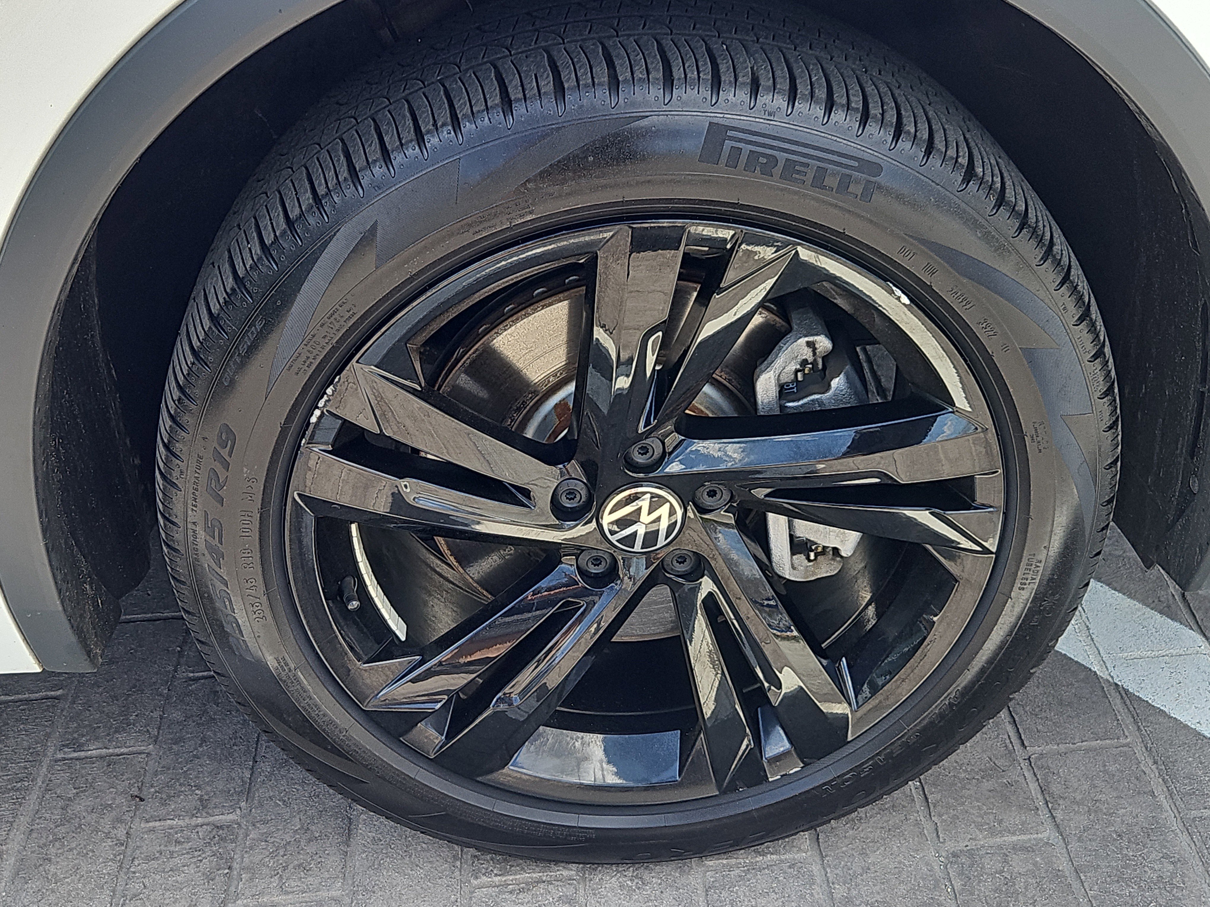 Used 2023 Volkswagen Tiguan SE R-Line image 27