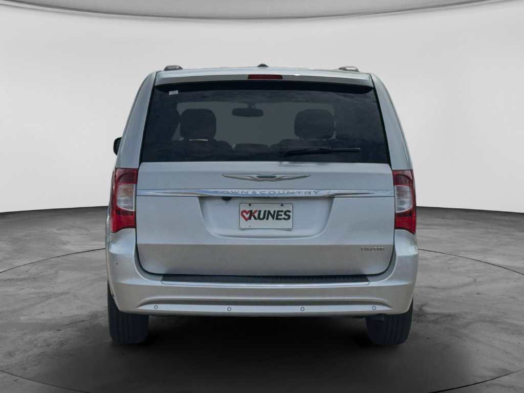 Used 2012 Chrysler Town & Country Limited FWD image 9