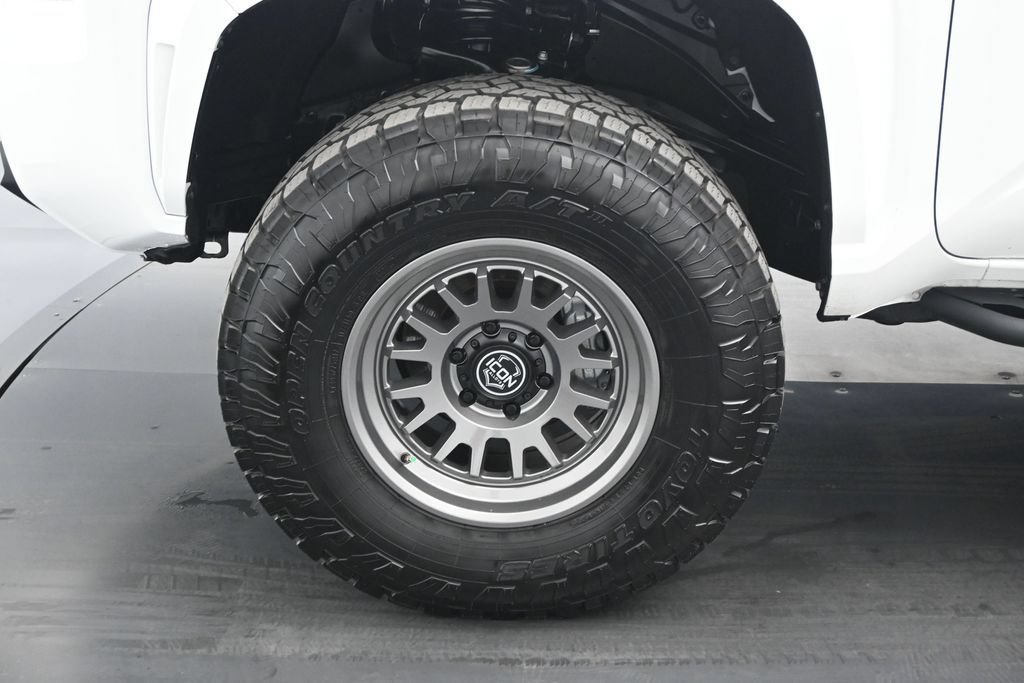 Used 2025 Toyota Tacoma SR5 AWD/4WD image 23