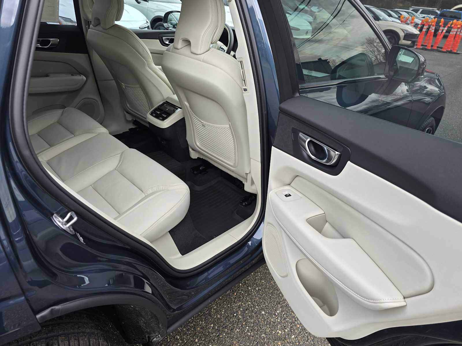 New 2026 Volvo XC60 B5 Ultra w/ Protection Package Premier AWD/4WD image 14