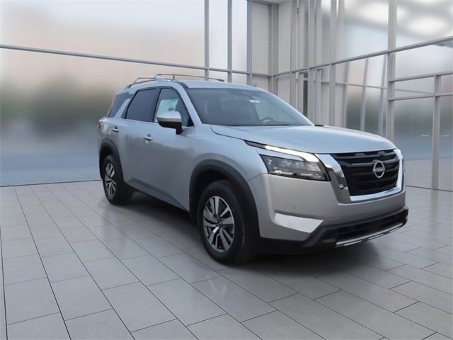 New 2025 Nissan Pathfinder SL image 2