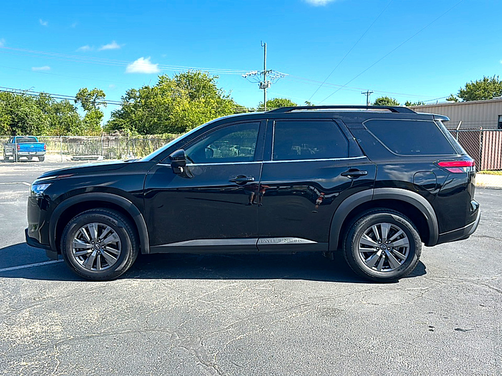 Used 2024 Nissan Pathfinder SV FWD image 5