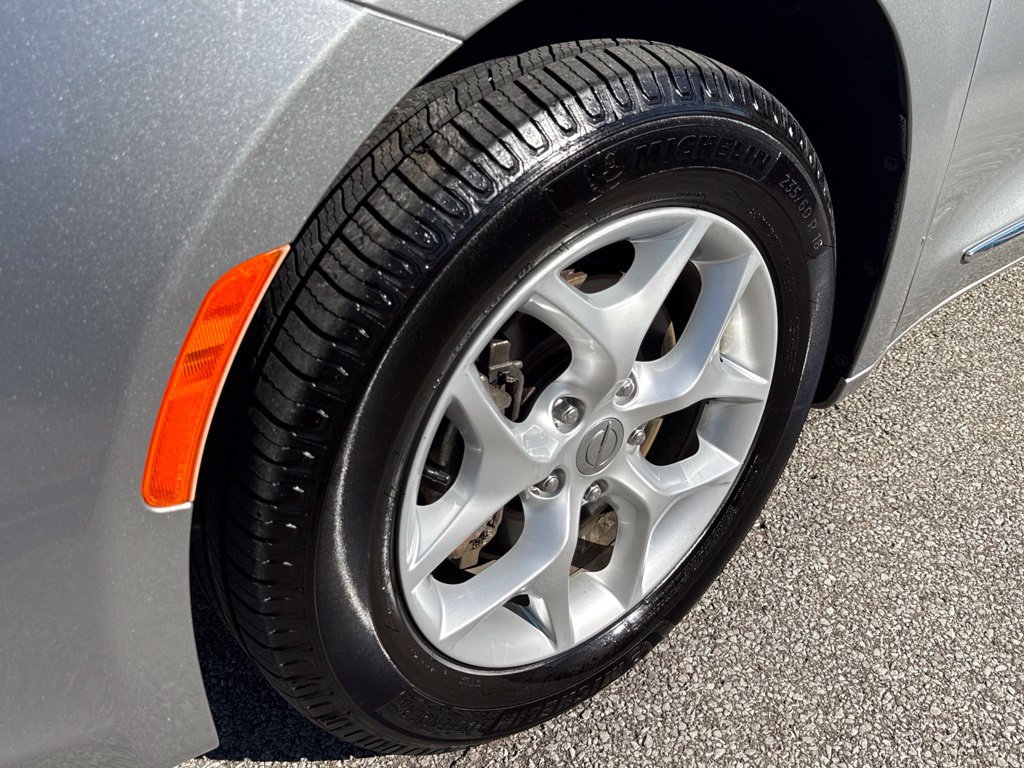 Used 2017 Chrysler Pacifica Touring-L w/ Tire & Wheel Group FWD image 40
