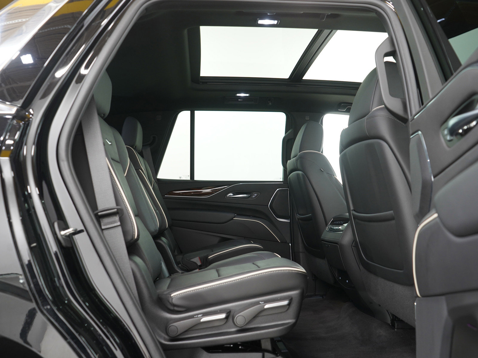 Used 2024 Cadillac Escalade Premium Luxury w/ Performance Package image 14