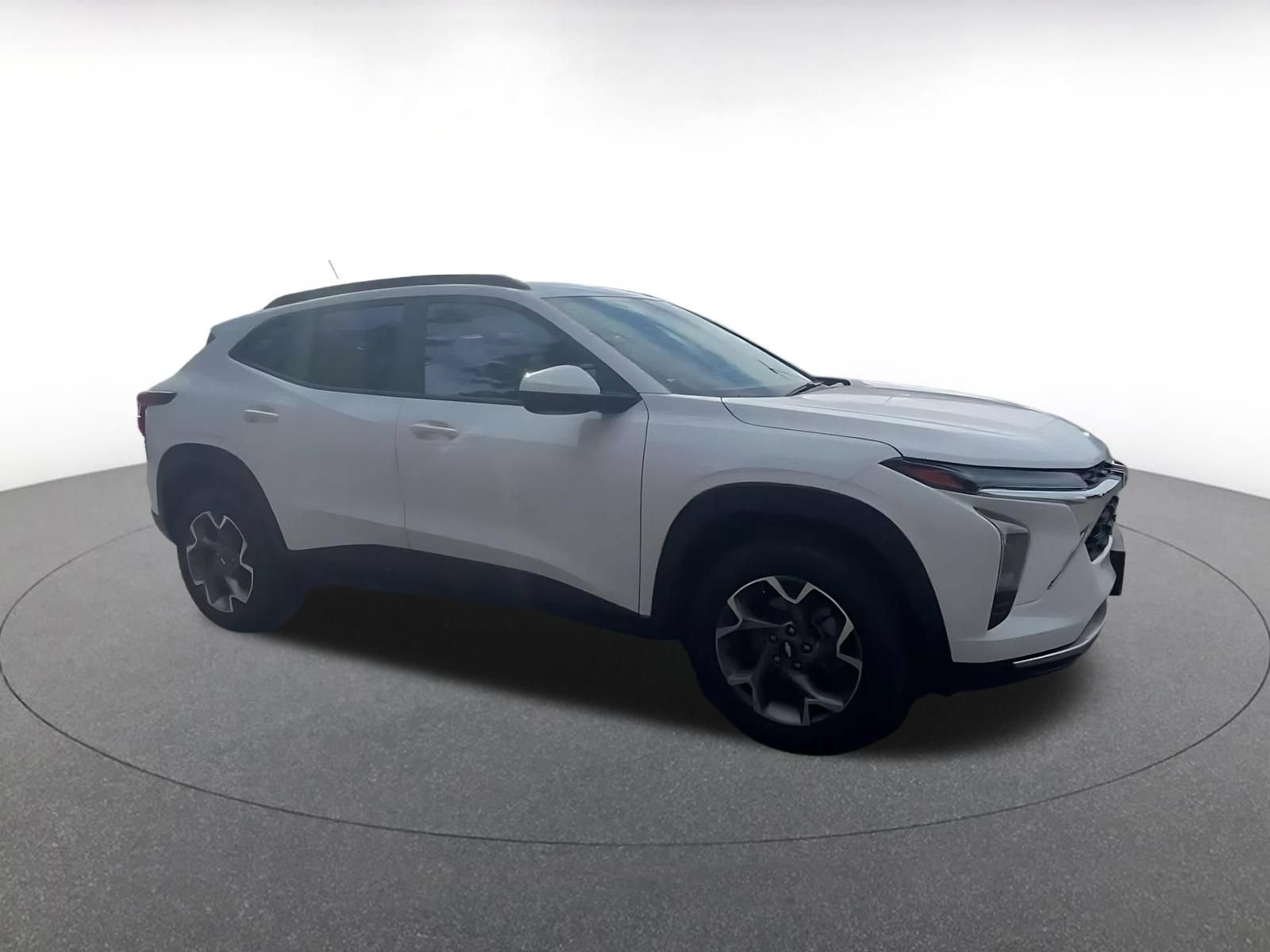Used 2025 Chevrolet Trax LT FWD image 2