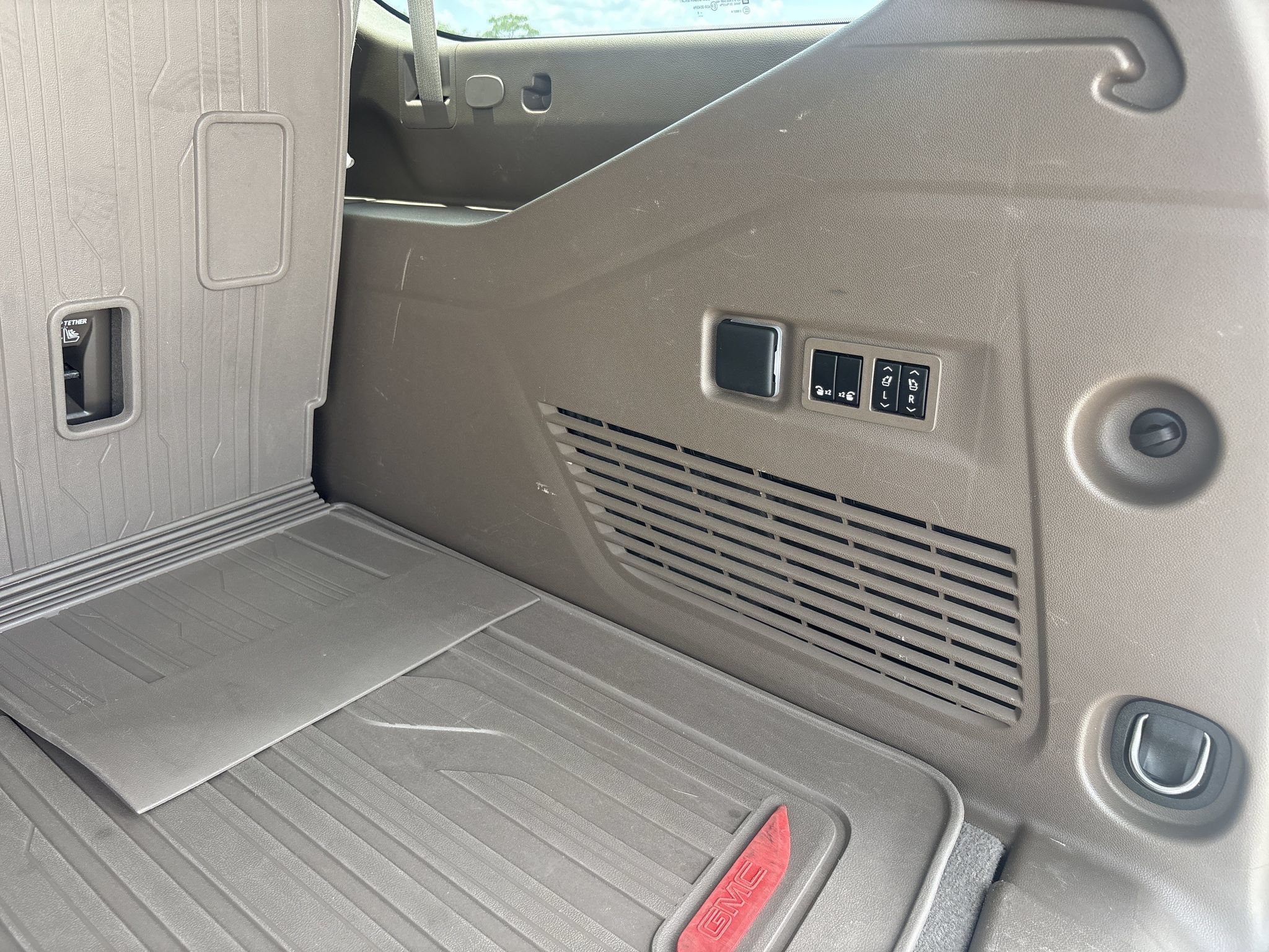 Used 2022 GMC Yukon XL Denali RWD image 10