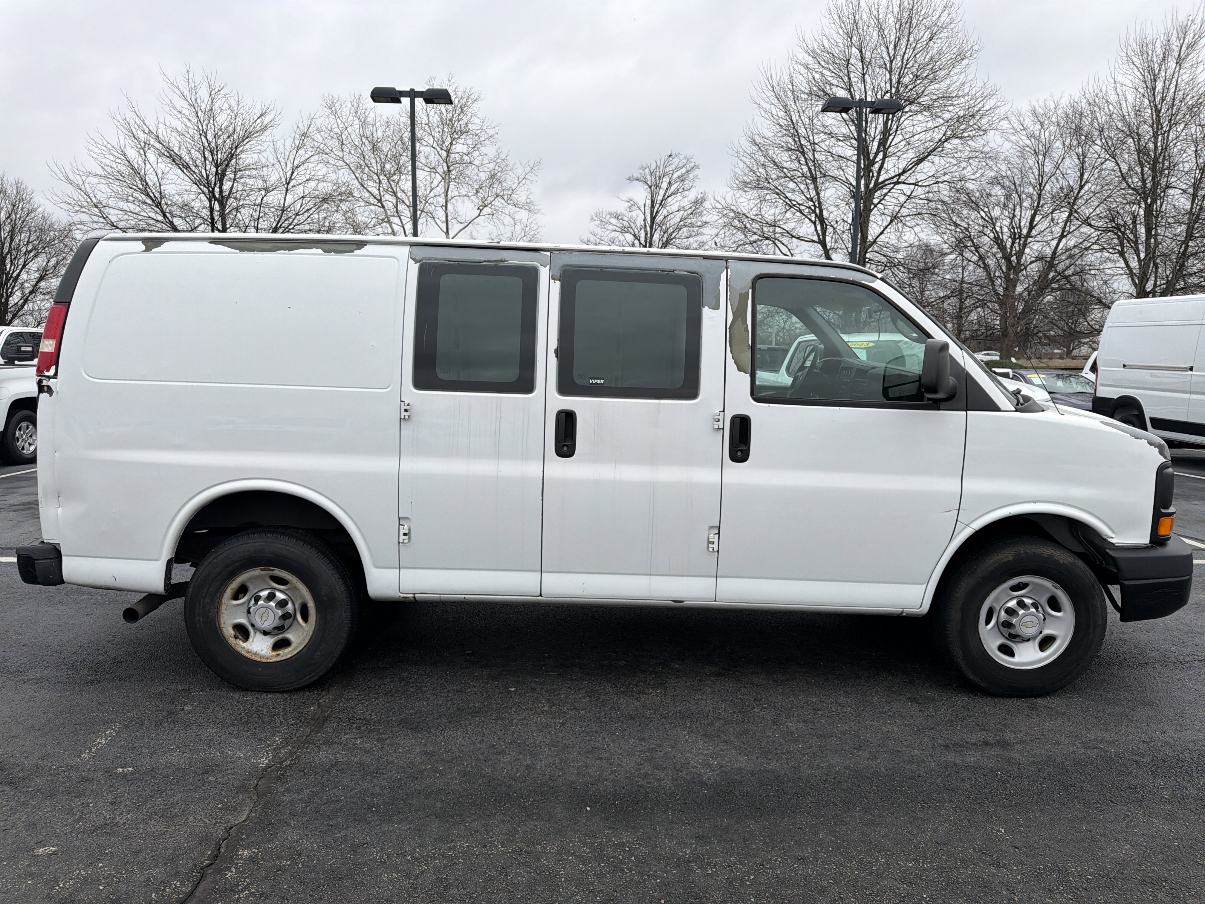 Used 2010 Chevrolet Express 2500 image 8