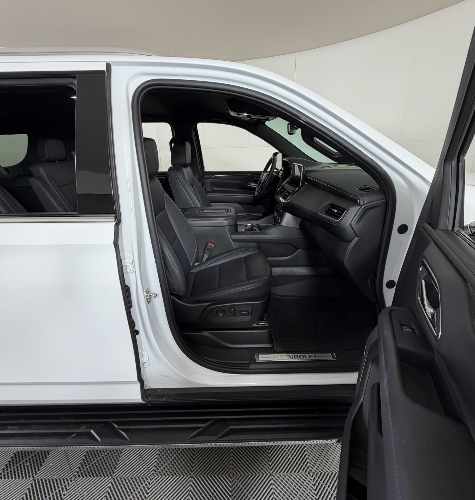 Used 2024 Chevrolet Suburban LT w/ Luxury Package RWD image 5
