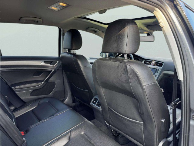 Used 2017 Volkswagen Golf SE image 44