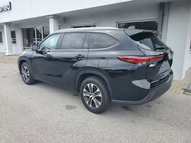 Used 2022 Toyota Highlander XLE FWD image 2