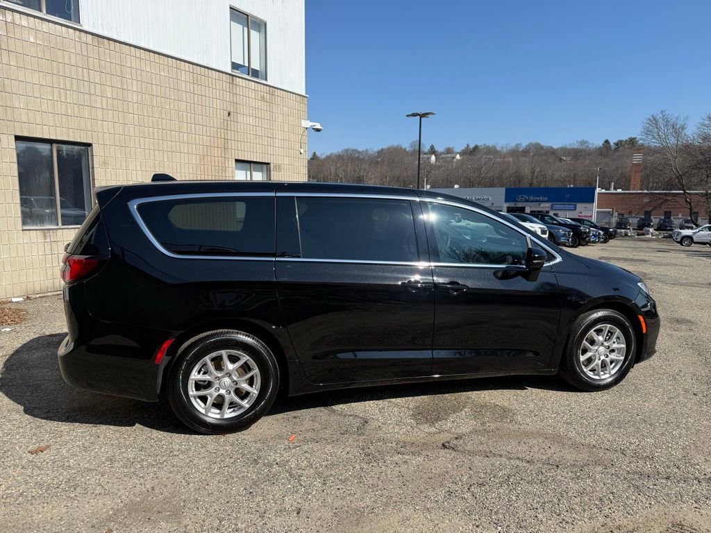 Used 2026 Chrysler Pacifica Select image 7