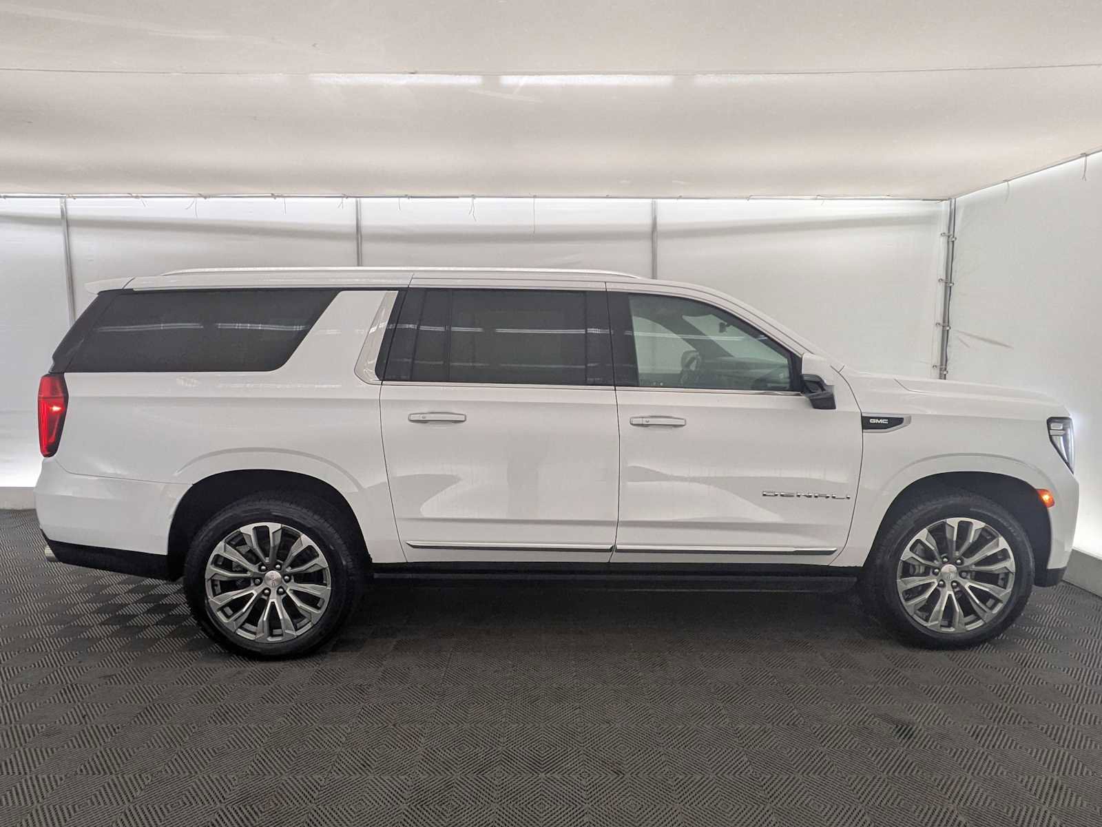 Used 2021 GMC Yukon XL Denali w/ Denali Premium Package image 8