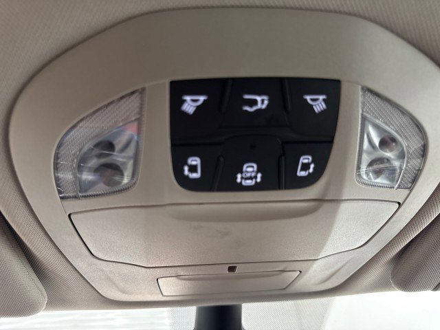 Used 2023 Chrysler Voyager LX image 28