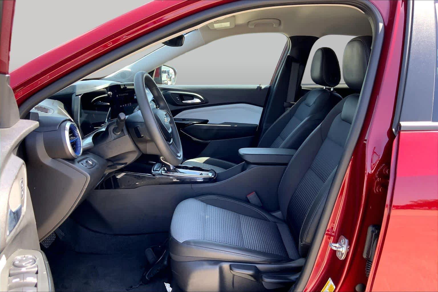 Used 2025 Chevrolet Trax LT FWD image 8