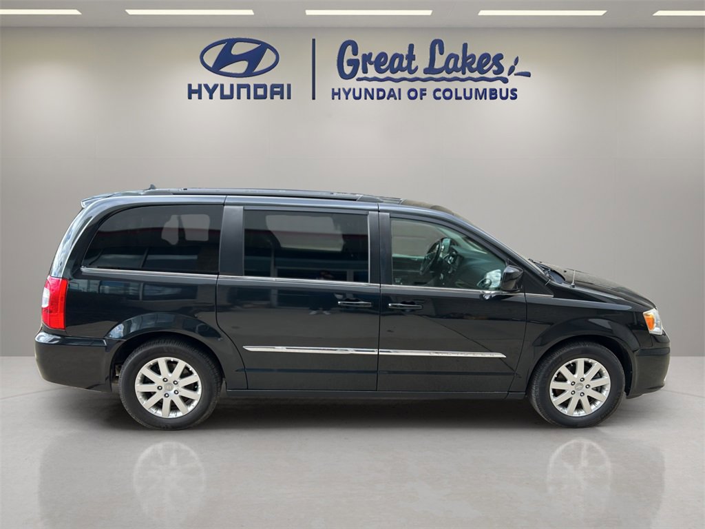 Used 2014 Chrysler Town & Country Touring image 6