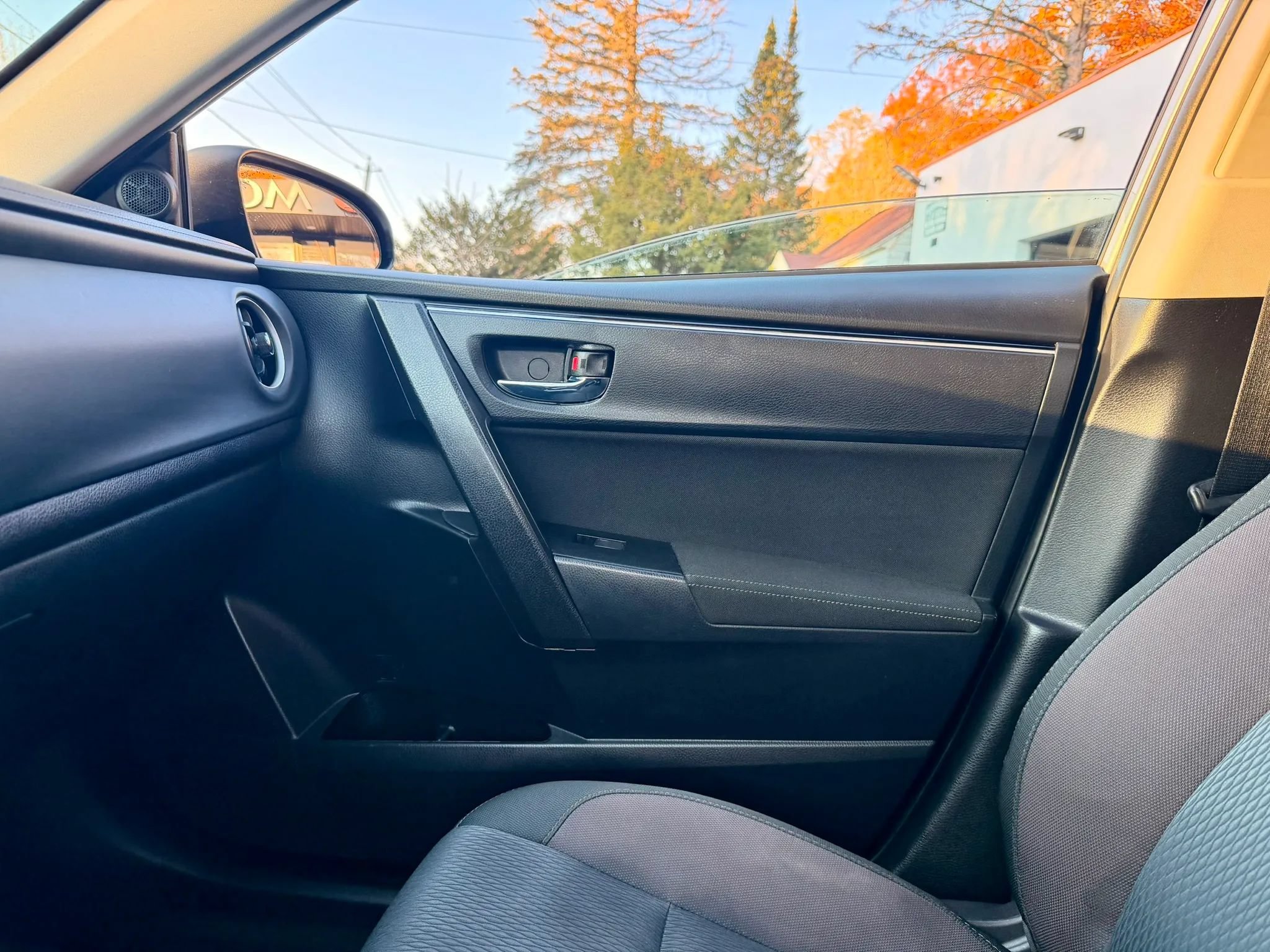 Used 2019 Toyota Corolla LE w/ Body Protection Package FWD image 17