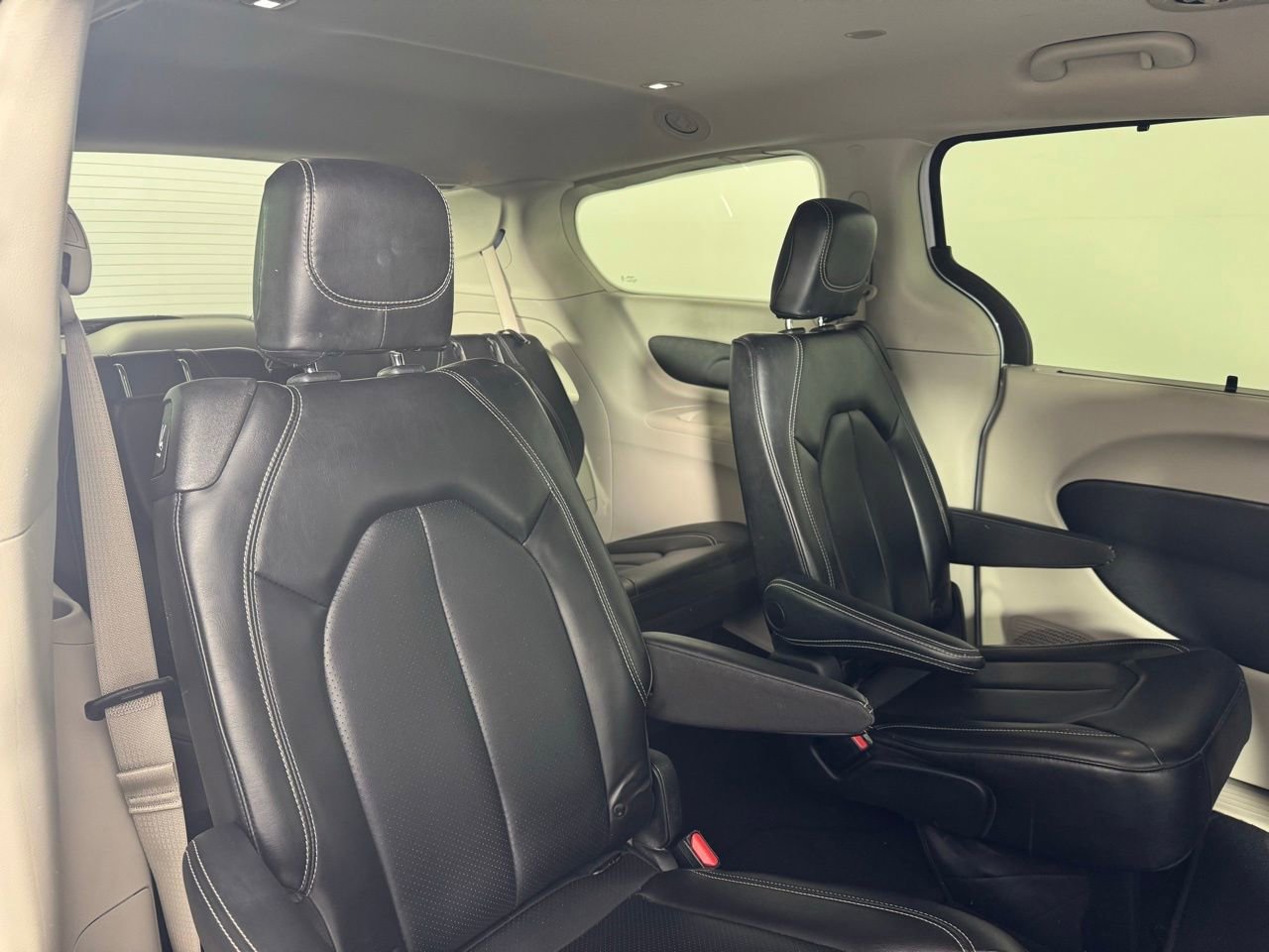 Used 2023 Chrysler Pacifica Touring-L image 20