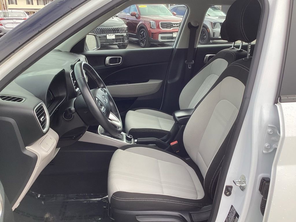 Used 2024 Hyundai Venue SEL FWD image 13