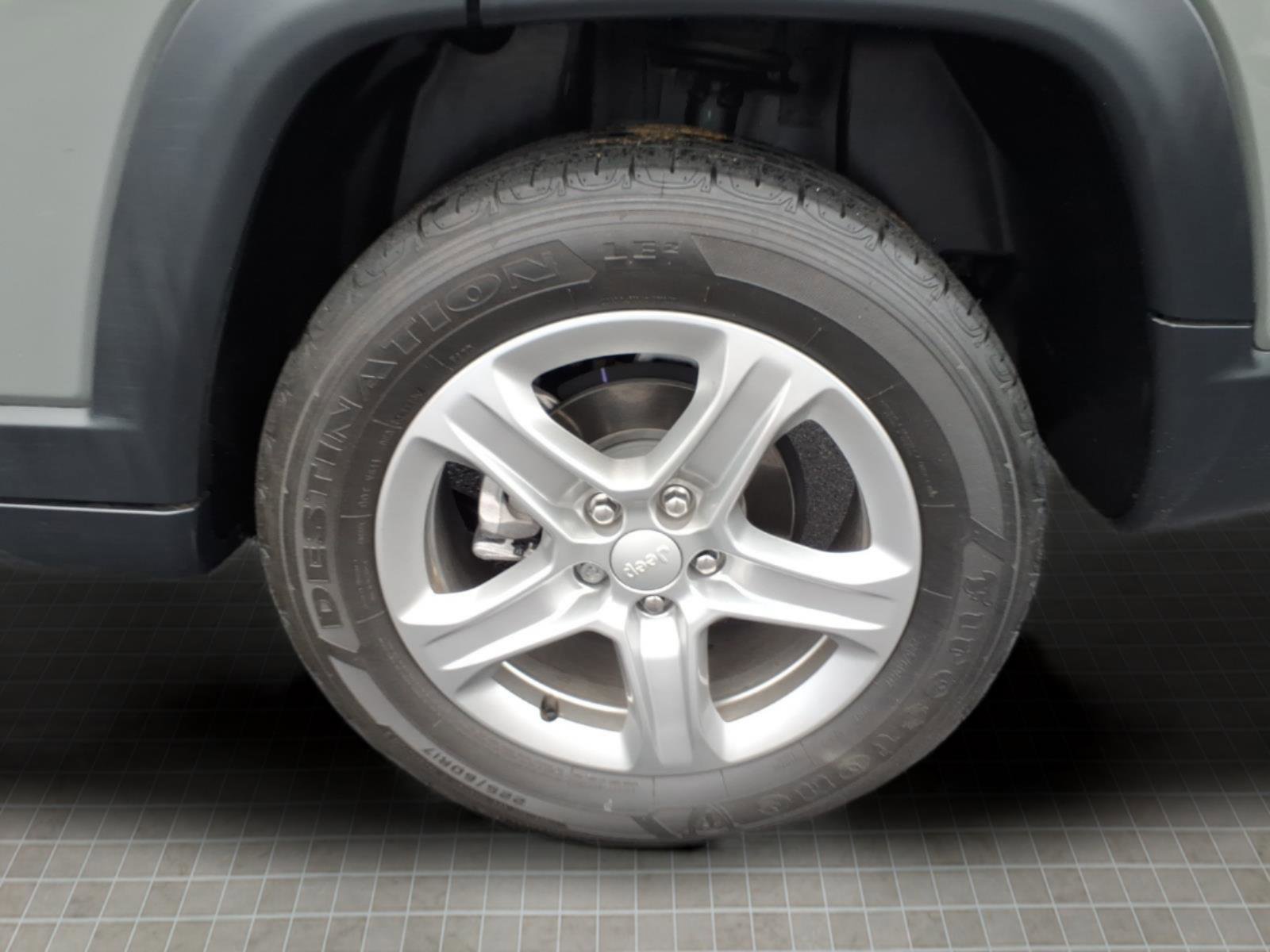 Used 2023 Jeep Compass Latitude image 12