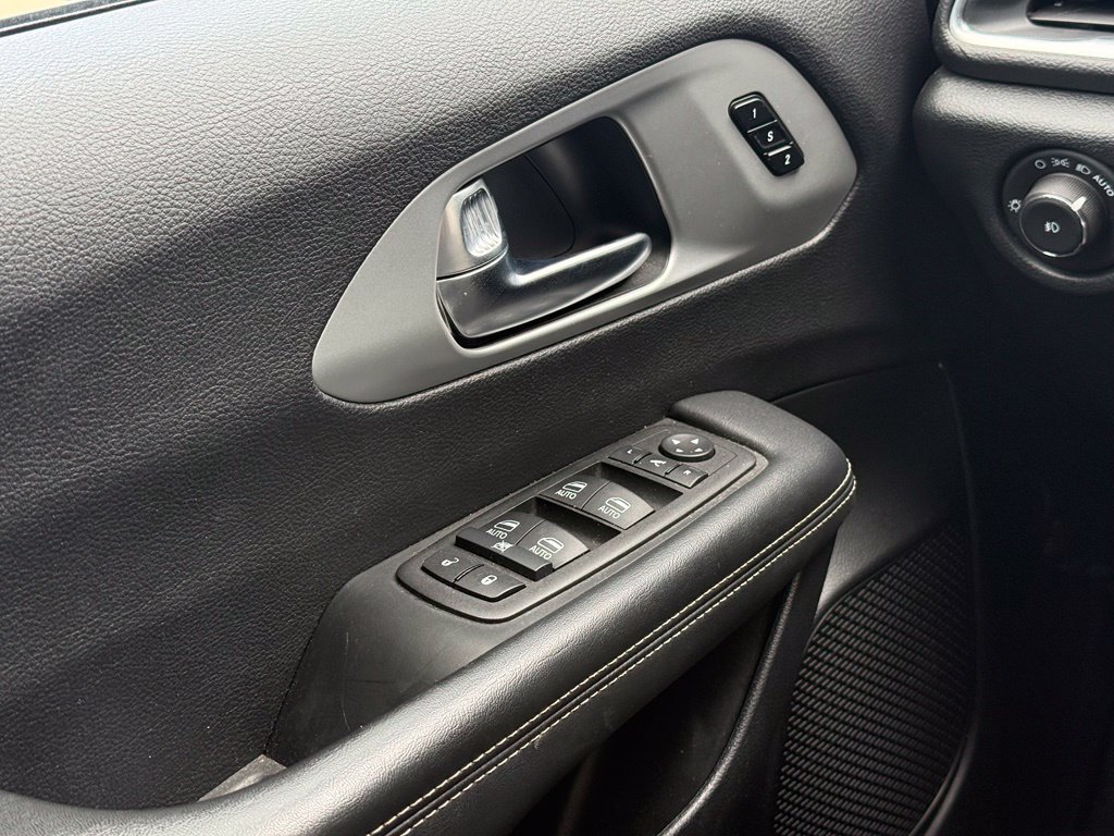 Used 2025 Chrysler Pacifica Limited FWD image 6