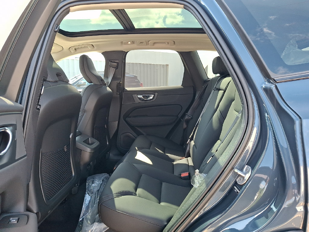 New 2027 Volvo XC60 B5 Plus AWD/4WD image 8