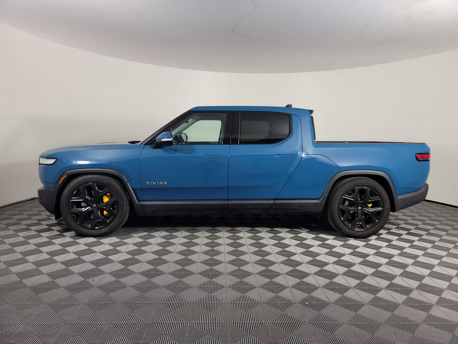 Used 2023 Rivian R1T Adventure image 2