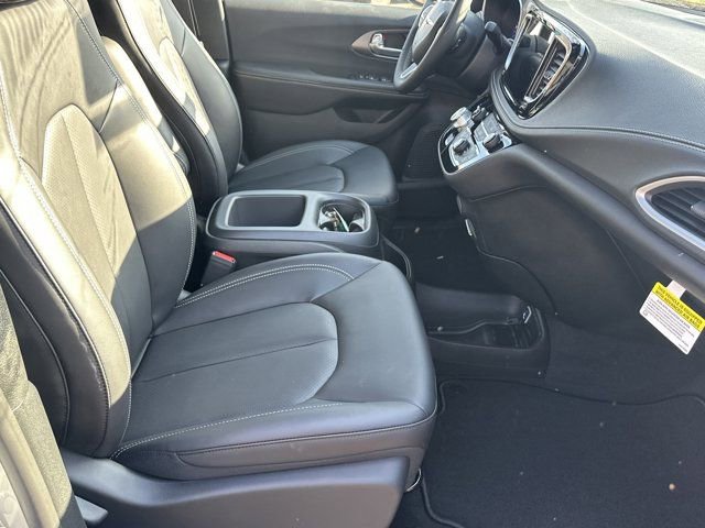 New 2026 Chrysler Pacifica Select image 13