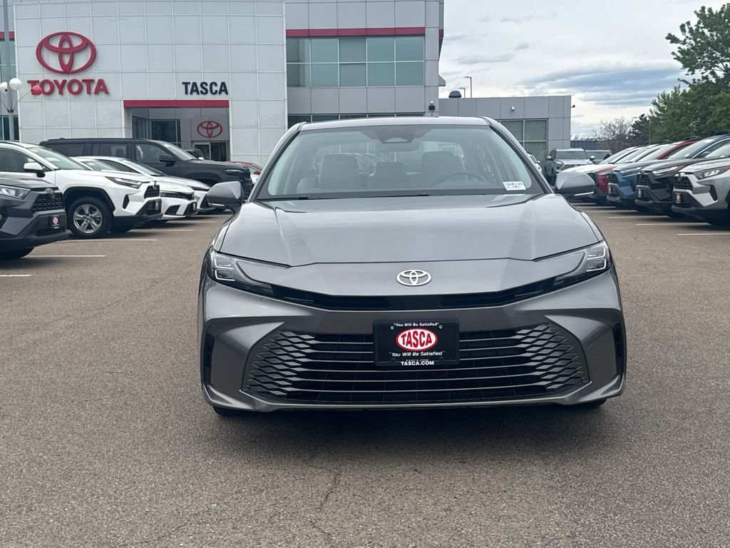 Used 2025 Toyota Camry XLE AWD/4WD image 2