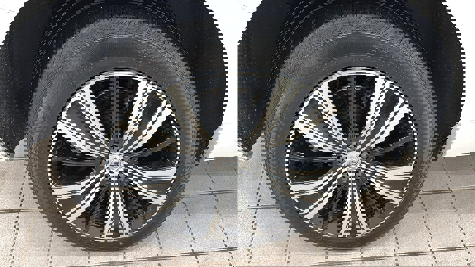 Used 2023 Volvo XC60 B5 Plus image 30