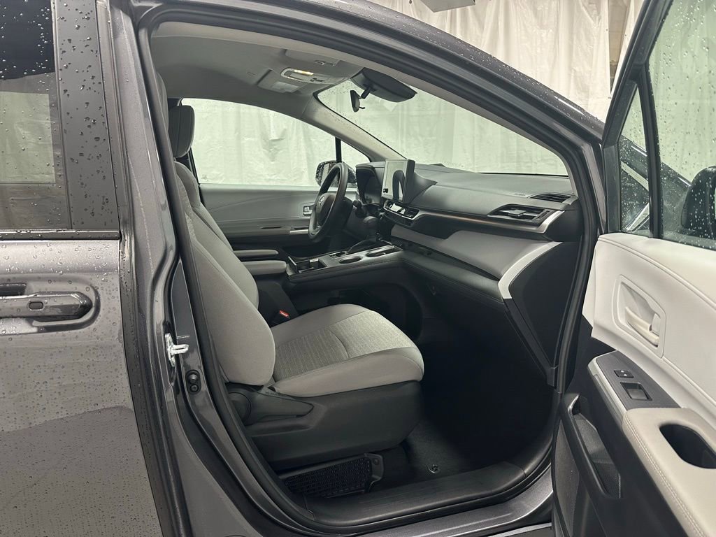 Used 2025 Toyota Sienna LE image 62