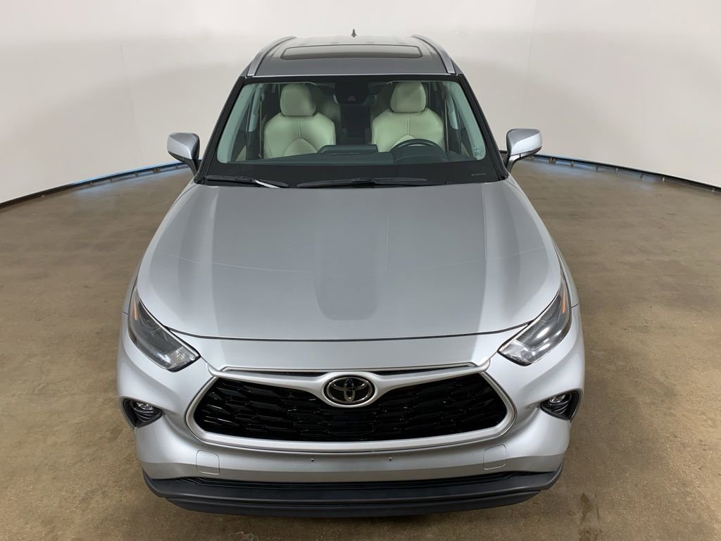Used 2024 Toyota Highlander XLE AWD/4WD image 4
