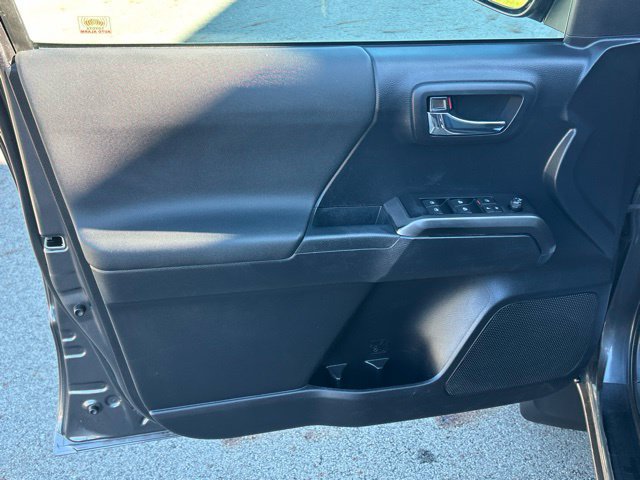 Used 2020 Toyota Tacoma TRD Off-Road w/ Technology Package AWD/4WD image 23
