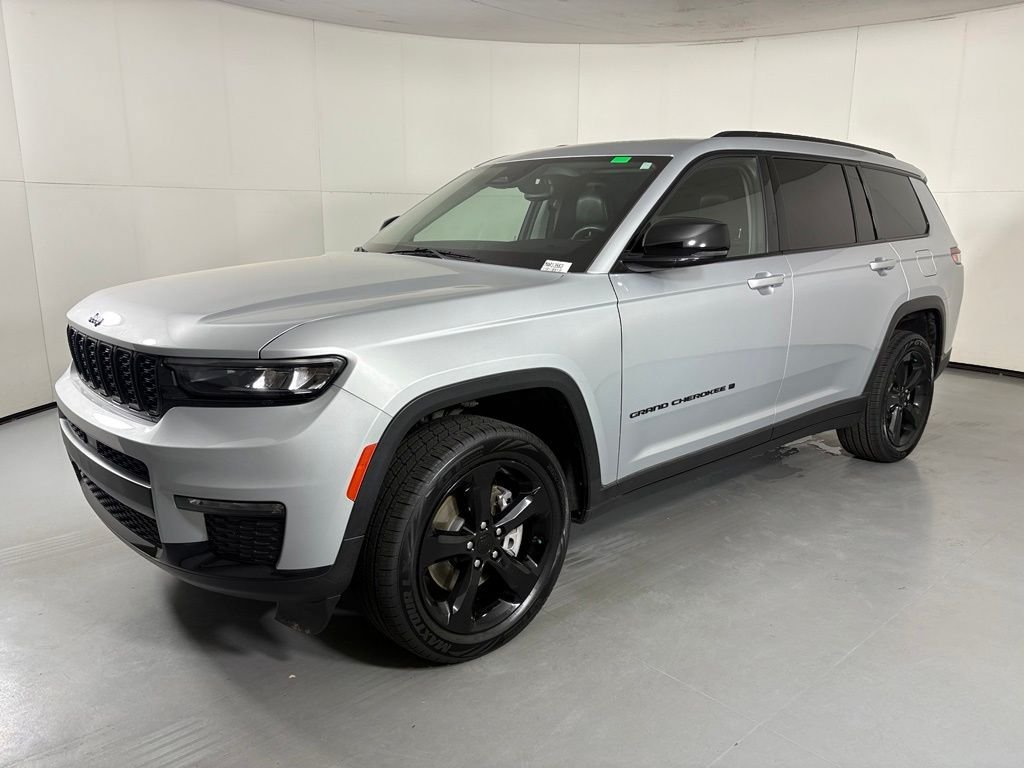Used 2023 Jeep Grand Cherokee L Limited w/ Black Appearance Package AWD/4WD image 4