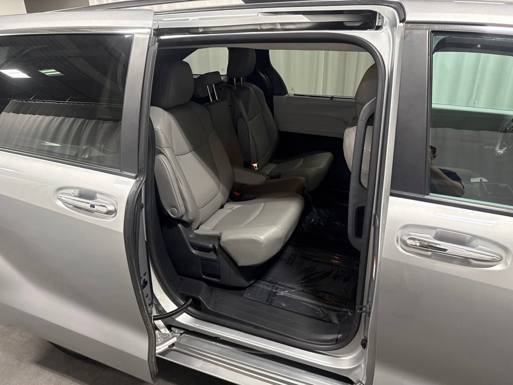 Used 2025 Toyota Sienna XLE FWD image 18