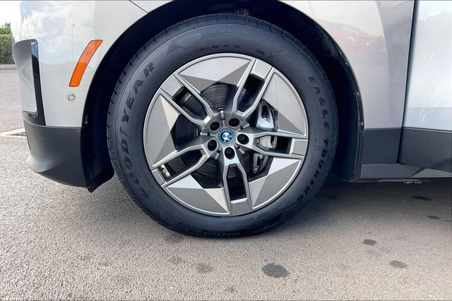 Used 2023 BMW iX xDrive50 w/ Ultimate Package 2 AWD/4WD image 9
