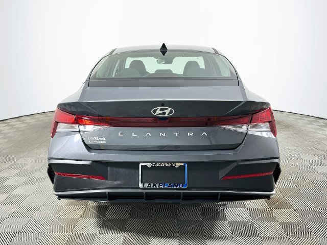Used 2025 Hyundai Elantra SE w/ Cargo Package FWD image 4