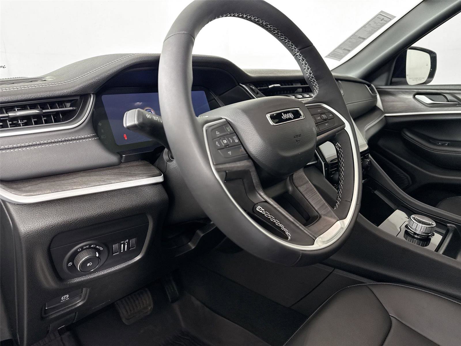 Used 2025 Jeep Grand Cherokee Limited w/ Black Appearance Package RWD image 4