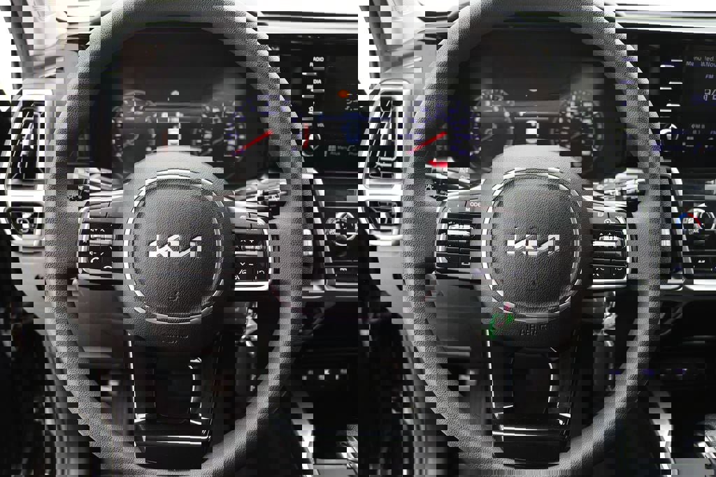 Used 2023 Kia Sorento LX image 17