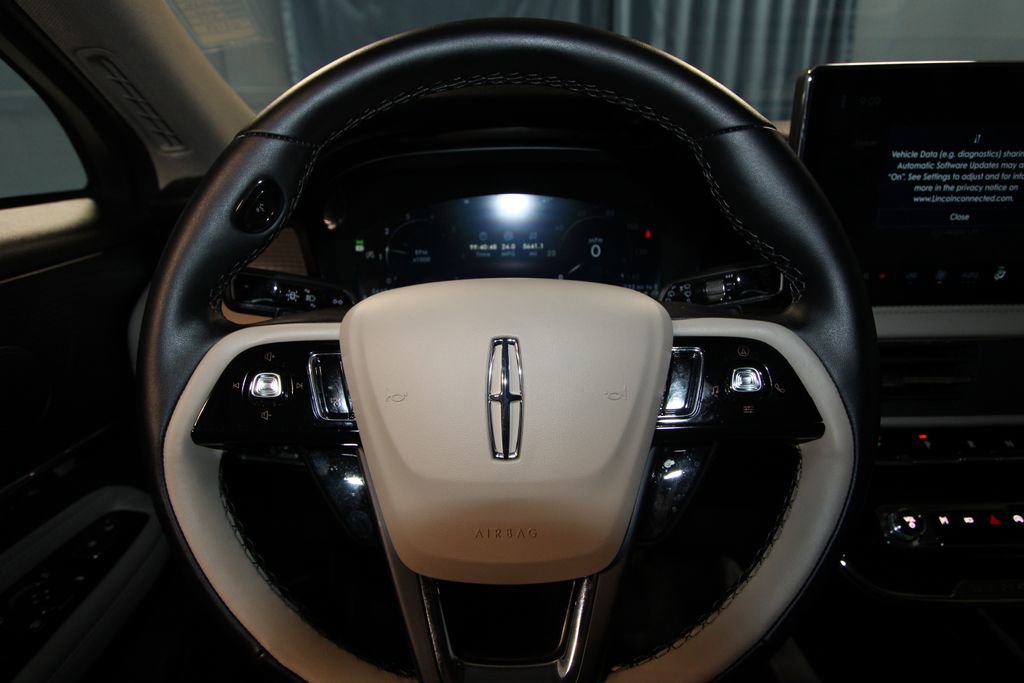 Used 2025 Lincoln Corsair AWD image 12