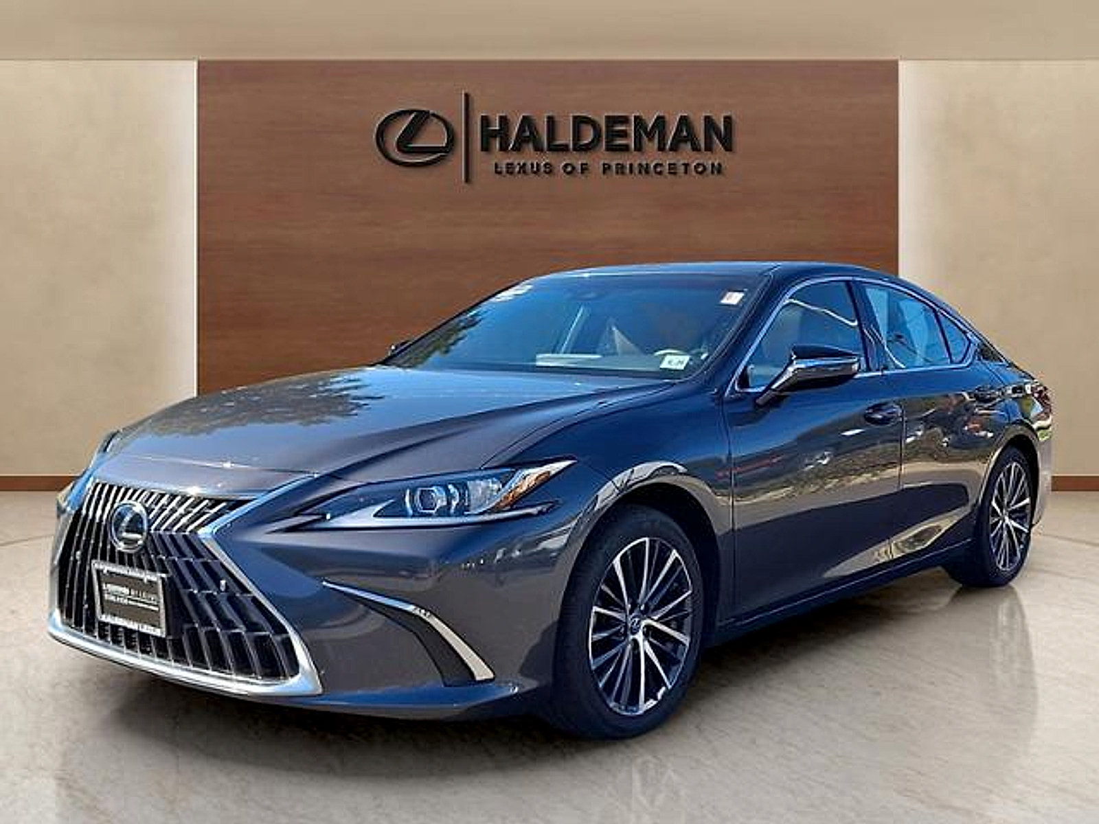 Used 2023 Lexus ES 350 w/ Premium Package FWD image 3