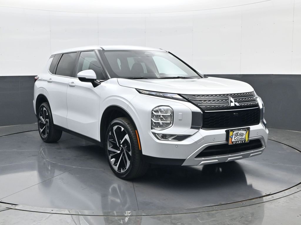 Used 2024 Mitsubishi Outlander SE image 3